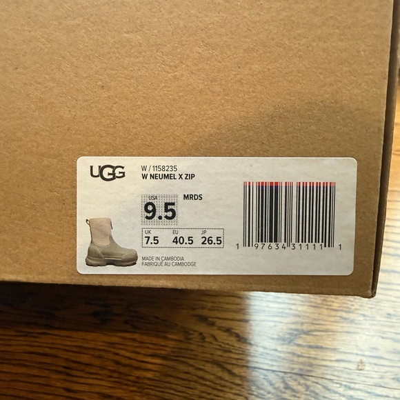 BNWT UGG Neumel x waterproof zip boots - Picture 5 of 6